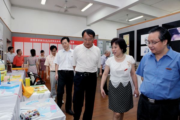专家组参观我校设计艺术学院毕业生作品展