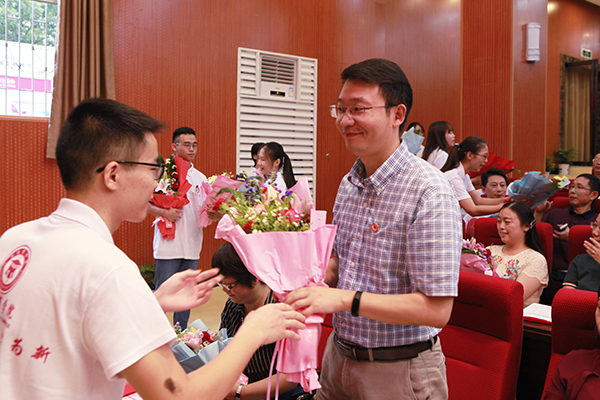 s学生献花 聂.jpg