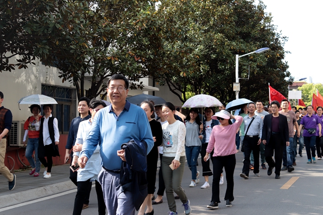 1524531816850062049.jpg 健步走2.jpg