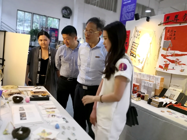 1528676661367067234.jpg 毕业展.jpg