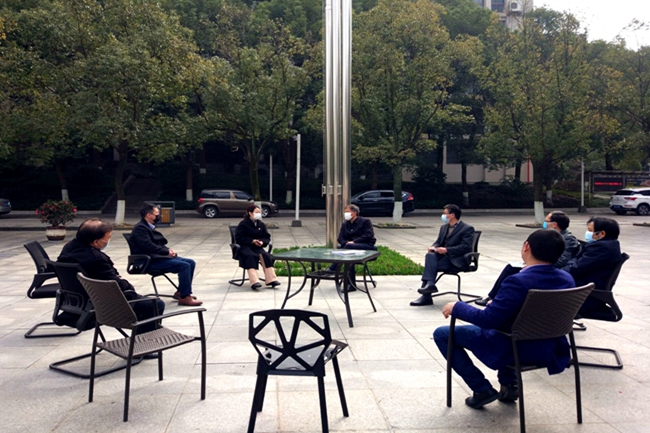 1582433678098006196.jpg 咸嘉湖街道办事处来我校共商疫情联防联控工作.jpg