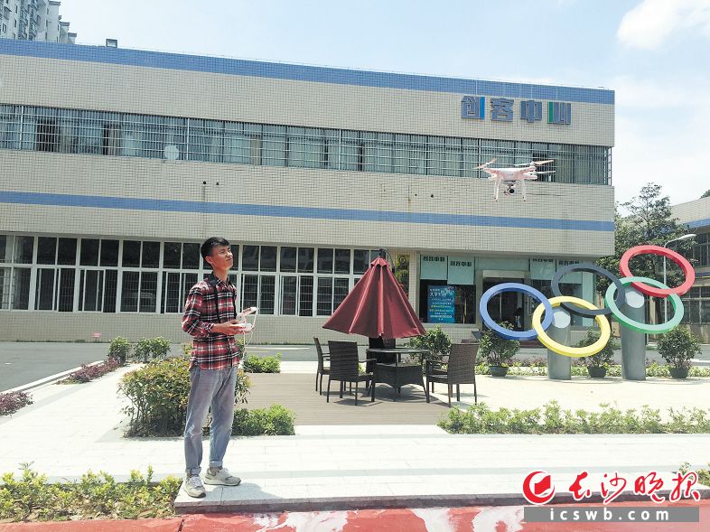 　　王祥就是操纵这架无人机航拍了心目中的10所大学。长沙晚报记者 朱炎皇 摄